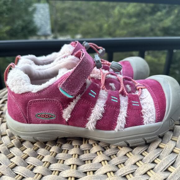 KEEN Kids Fruit Dove/Ballet Slipper Newport Shoe Size 4 Girl's US Pink Fuzzy - Picture 1 of 16